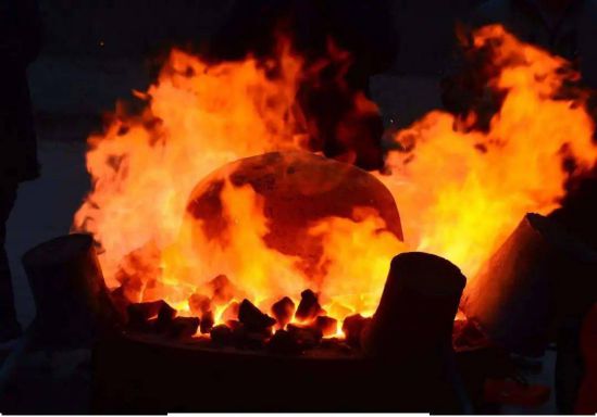 钢价被“狙击”！倒在“血泊”中(图1)