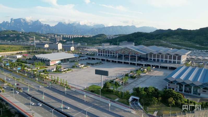 发现最美铁路｜钢铁动脉穿武陵山水引客变“金”钥(图1)