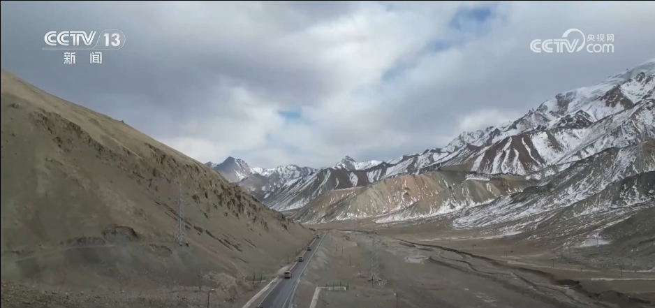 铁骑驰骋、勇闯天路高原汽车兵打造钢铁保障线运送物资到边防一线(图1)