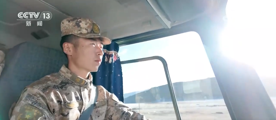 铁骑驰骋、勇闯天路高原汽车兵打造钢铁保障线运送物资到边防一线(图2)