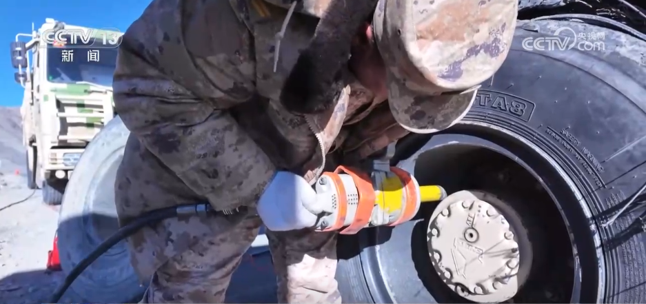 铁骑驰骋、勇闯天路高原汽车兵打造钢铁保障线运送物资到边防一线(图5)